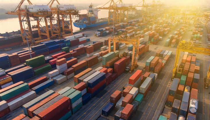 Terminal portuario con contenedores de exportación al atardecer